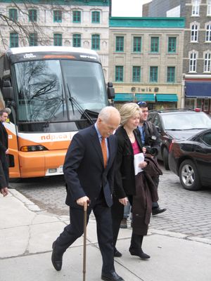 레이턴이 퀘벡 시에서 참모장인 앤 맥그래스와 함께 선거 운동을 하고 있다