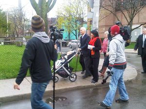 2011년 투표하러 가는 레이턴과 올리비아 차우