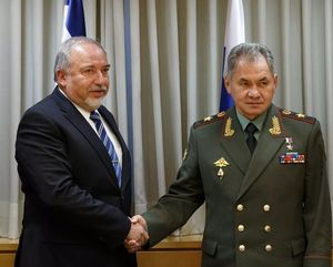 리베르만, 2017년 10월 러시아 국방부 장관 세르게이 쇼이구와 함께