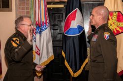 2022년 7월 5일, 더글러스 개브럼 중장이 후임 사령관인 오마 존스 중장에게 지휘권을 넘겨주고 있다.