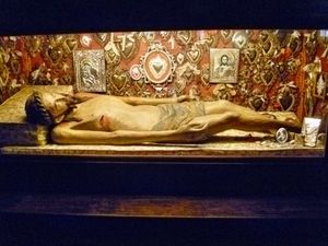 익명의 조각가가 조각한 무덤 속의 그리스도