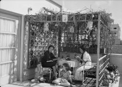 가족들이 함께 수카에 앉아 있는 모습, 예루살렘, 1939