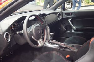 버킷 시트가 장착된 토요타 86 실내