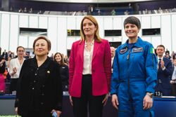 왼쪽부터 에바디, 로베르타 메초라(유럽 의회 의장), 우주비행사 사만다 크리스토포레티(2023년 3월)