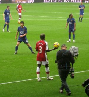 사냐가 맨체스터 유나이티드 FC를 상대로 스로인을 하고 있다.