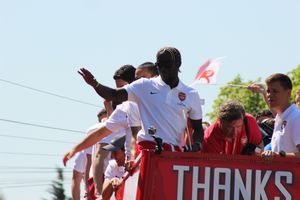 사냐, FA컵 우승 후 오픈탑 버스 퍼레이드 중