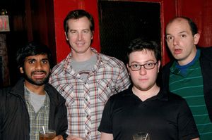 왼쪽부터, 휴먼 자이언트(Human Giant) 멤버 아지즈 안사리, 롭 휴벨, 제이슨 월리너, 폴 쉬어가 2007년 5월에 함께 찍은 사진