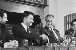 펠리페 곤살레스가 1986년 시몬 페레스를 만나 스페인과 이스라엘 간의 외교 관계를 수립했는데, 이는 1991년 마드리드 평화 회담을 이스라엘과 팔레스타인 사이에서 개최하는 역사적인 단계였다