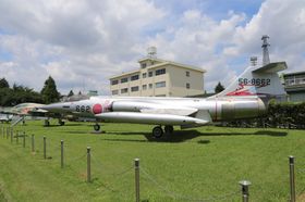 기지 내에 전시된 F-104 전투기