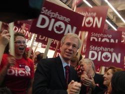 2006년 자유당 대표 선거에서 지지자들에 둘러싸인 디옹.