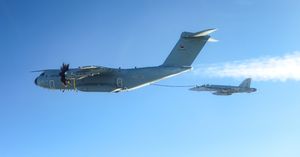 독일 A400M이 2022년 러시아의 우크라이나 침공 중 NATO 영공을 순찰하는 미 해군(US Navy) 보잉 F/A-18E/F 슈퍼 호넷(Boeing F/A-18E/F Super Hornet)에 공중 급유를 하고 있다.