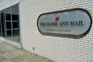 The Globe and Mail의 전 건물 외관. 2016년 444 프론트 스트리트의 건물이며, 신문은 같은 해에 새로운 사무실로 이전했다.