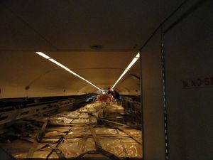 VR-52 소속 C-9B 스카이트레인 II 항공기가 아쓰기 해군 항공 시설에서 도모다치 작전 중 화물을 싣고 있다.