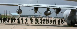 오키나와 후텐마 기지에서 구호 작전 투입을 위해 KC-130 수송기에 탑승하는 미 해병대원들