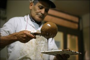 아이스크림과 초콜릿 과자는 일부 분류 체계에서 설탕 과자의 일부로 취급되거나 별도로 취급될 수 있다.