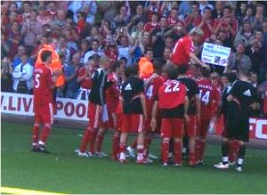 휘피애의 팀 동료들이 작별 인사를 하고 있다.