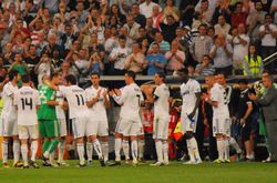 레알 마드리드에서 동료들의 축하를 받는 두데크