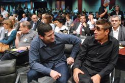 밀로셰비치(오른쪽)는 2009년 9월 민주당 전당대회에서 전 수구 선수 알렉산다르 샤피치와 함께