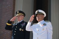 가와노 가쓰토시 통합막료장(오른쪽)과 마틴 뎀프시 미국 합참의장(왼쪽) (2015년 7월 16일 포트 레슬리 J. 맥네어에서)