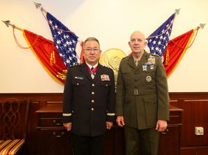요시다 장군과 미국 해병대 사령관 데이비드 H. 버거 장군