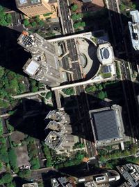 도쿄도 제1 본청사(왼쪽 위), 도쿄도 제2 본청사(왼쪽 아래), 도쿄도 의회 의사당(오른쪽 위)의 항공 사진(2009년 4월 27일 촬영)