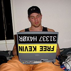 랩탑에 있는 스티커는 거꾸로 된 "1337"을 "LEET"로 보여준다.