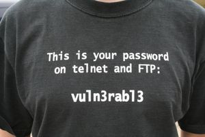 CCCamp 티셔츠는 비밀번호 취약점을 강조하기 위해 리트를 사용합니다.