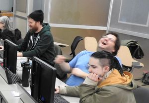 대학교 컴퓨터실에서 크게 웃는 모습