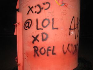 이 그림은 다양한 유형의 인터넷 속어의 몇 가지 예를 나타내는 낙서이다. "X:)", ":)" 및 "XD" 기호는 이모티콘의 예이다.