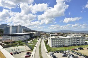 셀랄 바야르 대학교 의과대학.