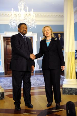 핑이 2011년 미국 국무장관 힐러리 클린턴과 악수하고 있다