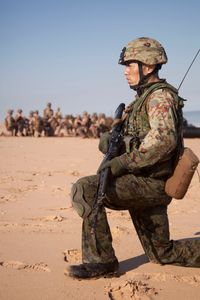 88식 철모 2형을 착용한 서부方面普通科連隊(촬영시)의 대원. 외관상 식별 가능한 변경점은 4점식 턱끈 뿐이다.