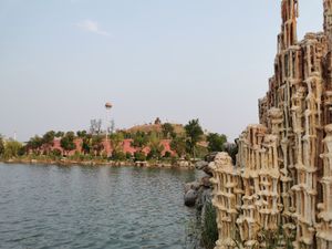 석탄 채굴 고갈 후 남겨진 채석 호수인 짜오좡 중싱 광장