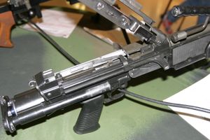 급탄 덮개를 열었을 때 보이는 급탄 메커니즘과 회전 노리쇠