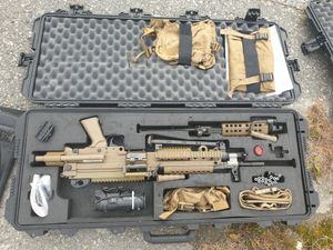 노르웨이 향토방위군의 FN 미니미 파라가 운반 케이스에 들어 있으며, 부속 장비: 공포탄 발사 어댑터, 수직 손잡이, ELCAN Specter DR 1x/4x 광학 조준경, 여분 총열, 표준 소총 끈, 100발 소프트 파우치, 청소 세트, 벨트형 훈련탄, MOLLE 시스템이 있는 200발 파우치.