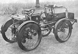 1898년에 로열 엔필드에서 제작한 동력 사륜차의 흑백 사진.