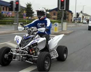 유타주 플레인 시티에서 운행중인 도로 주행이 가능한 전지형차