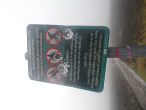 플링킹된 표지판, 아일랜드의 특별 보존 구역에서 ATV는 금지되어 있다.