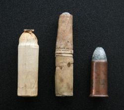 1860년대까지 사용된 여러 종류의 일체형 탄약. 왼쪽부터 드라이제 소총 종이 탄약, 샤스포 소총 종이 탄약, 스펜서 연발 소총용 (56-50림파이어 탄)