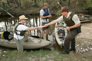 어업 면허 확인을 수행하는 공무원