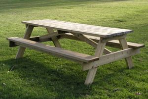 야영장 및 기타 야외 시설에서 흔히 볼 수 있는 테이블과 두 개의 벤치를 결합한 것(피크닉 테이블)