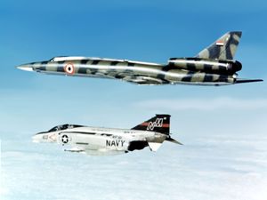 미 해군 F-4N 팬텀 II가 1977년 4월 리비아 아랍 공화국으로 인도되는 투폴레프 Tu-22를 요격하고 있다.