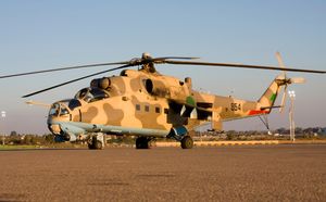 활주로에 있는 Mi-24