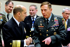 2011년 브뤼셀에서 미 육군 대장 데이비드 H. 페트라우스(오른쪽)와 함께 있는 제임스 G. 스타브리디스