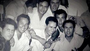 하프타르가 무아마르 카다피의 어깨에 팔을 두른 모습, 1969년 리비아 쿠데타 직후