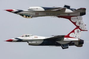 에어 페스타 하마마츠 2009에서 전시 비행을 하는 썬더버드