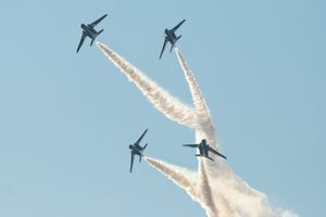 편대 비행 중인 블루 임펄스(Blue Impulse) 곡예 비행 팀의 T-4 4대