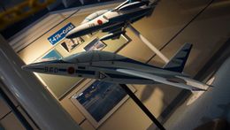 원형기와 본기의 모형. 인테이크 주변과 기수 형상이 다르다.