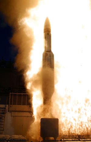 2003년 12월 11일, 이지스 순양함 USS Lake Erie (CG 70)에서 SM-3 미사일이 시험발사되고 있다. 적의 중거리 탄도 미사일을 요격하는 이지스 BMDS 실험이었다. 하와이의 Kauai에서 발사된, 초속 3.7 킬로미터로 날아오는 탄도 미사일을 요격했다. 요격된 지점은 Kauai에서 수백 킬로미터 떨어진, 고도 137 킬로미터 상공이었다. 4번째 요격실험의 성공이었다.