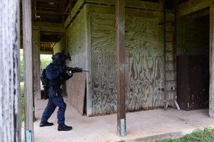 옆에서 본 특별경비대의 복장